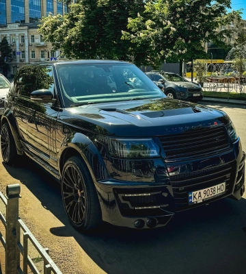 Их выпустили всего 100: в Киеве заметили раритетный Range Rover за $320 000 