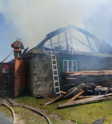 На Волині горіла господарська будівля: пожежу гасили три бригади пожежників