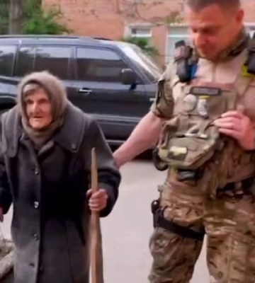 98-річна бабуся пішки вийшла з окупованого Очеретиного на Донеччині: Під обстрілами пройшла весь фронт. ВIДЕО