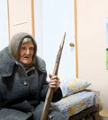 Невероятно: 98-летняя женщина пешком вышла из оккупированной части села