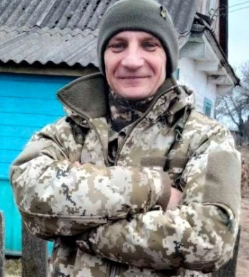 Останню дорогу встелили тюльпанами та бузком: на Волині попрощалися із 39-річним Героєм Андрієм Сливкою