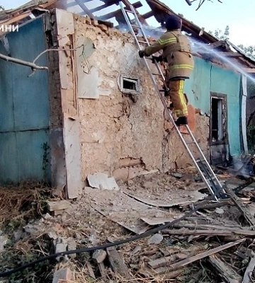 У Сумському районі ворожий обстріл спричинив пожежу в житловому секторі