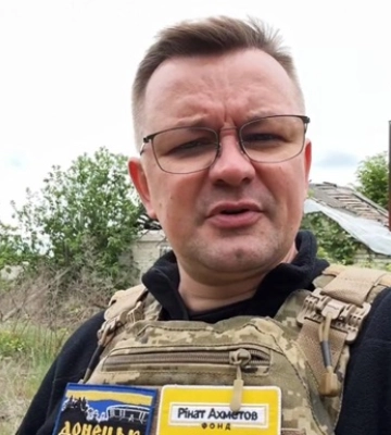 В разрушенное Щурово Донецкой области фонд Рината Ахметова передал продуктовые наборы