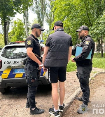 Напав зі зброєю на літню жінку: у Дніпрі затримали 26-річного підозрюваного (ВІДЕО)