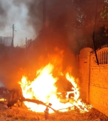 Пошкоджена адмінбудівля та згоріле авто: війська рф атакували Нікополь дронами-камікадзе