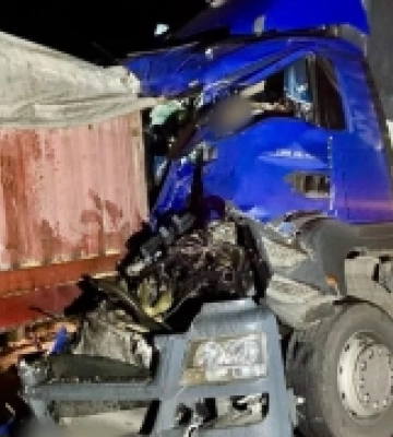 Поліцейські розслідують обставини аварії на Одещині за участю двох вантажівок