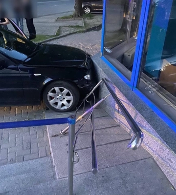 У Рівному жінка на "BMW" в`їхала у будівлю (ФОТО)