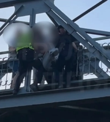 У Луцьку чоловік хотів вкоротити собі віку, зістрибнувши з мосту (відео)