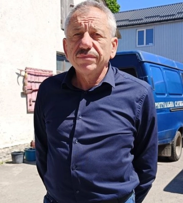Впорядковують могили, садять квіти і замінюють прапори: родичі загиблих Героїв прибирають на кладовищі біля Луцька