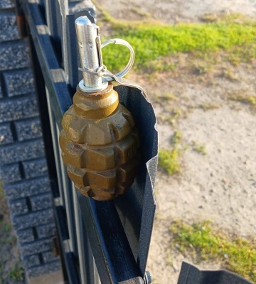 «Не можуть змиритися з переходом до ПЦУ»: у селі на Камінь-Каширщині на паркан приватного будинку почепили гранату