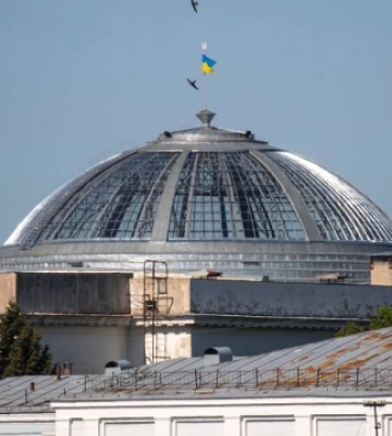 З допомогою США: у столиці відновили купол Київського міського будинку вчителя, пошкоджений російським обстрілом. Фото