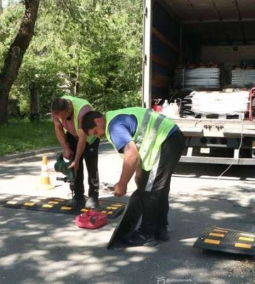 Для безпеки містян: у Дніпрі на автошляхах буде яскрава розмітка та “берлінські подушки”