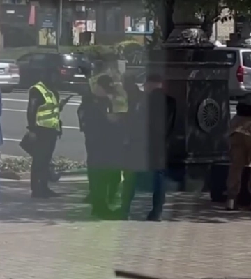 «Да, это правда». Monatik прокомментировал видео, на котором видно, как его на Крещатике остановили представители ТЦК