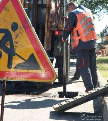 У Дніпрі продовжують очищувати зливову каналізацію: де кипить робота