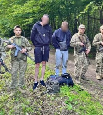 Прикордонники Чопського загону затримали двох чоловіків призовного віку, які рухалися лісом в бік Словаччини