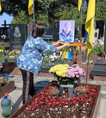 Їх забрала клята війна: рідні загиблих героїв прибирають кладовище в Гаразджі