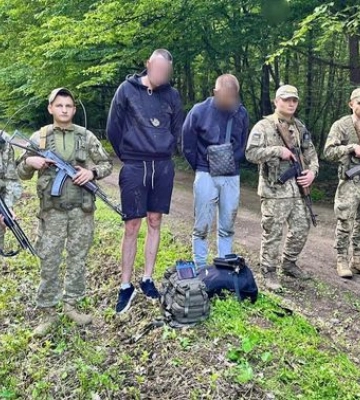 Прикордонники Чопського загону затримали двох чоловіків призовного віку, які рухалися лісом в бік Словаччини