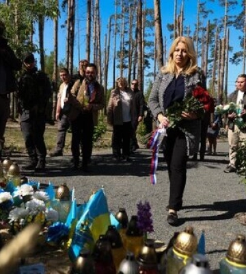 Президентка Словаччини Чапутова відвідала Мощун, де вшанувала загиблих оборонців. ФОТОрепортаж Президентка Словаччини Чапутова відвідала Мощун, де вшанувала загиблих оборонців. ФОТОрепортаж