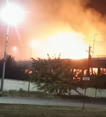 В Луганской области масштабный пожар. Оккупанты пишут об ударе по нефтебазе - видео