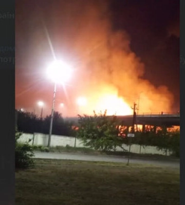 На Луганщині пролунали вибухи і спалахнула масштабна пожежа