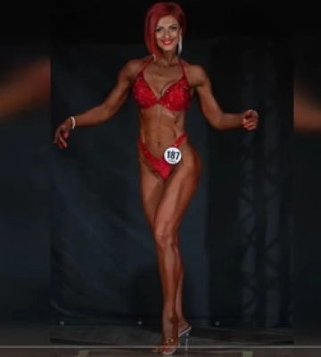 Колишня бібліотекарка з Одещини у 45 років стала чемпіонкою України з бодибілдингу (відео)