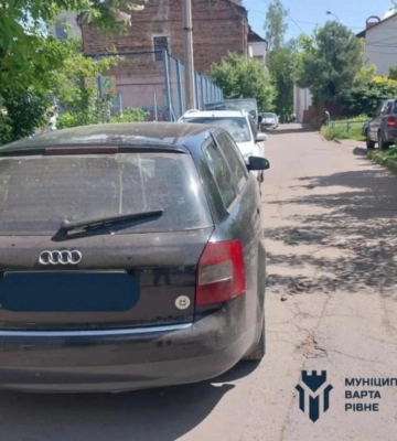 У Рівному муніципальна варта штрафувала горе-паркувальників на одній із вулиць