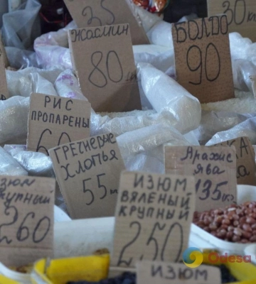 Горошок, молода морква та реберця: суботні ціни на одеському Привозі