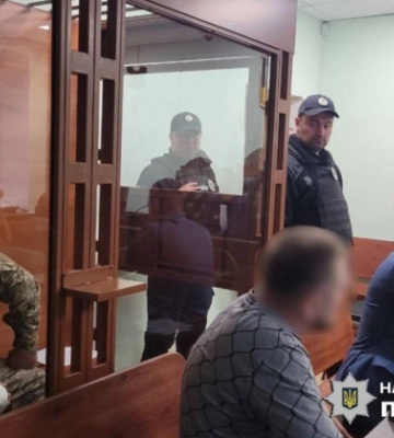 Чоловіку, який кидався на поліцію та погрожував зброєю на Київщині, обрали запобіжний захід