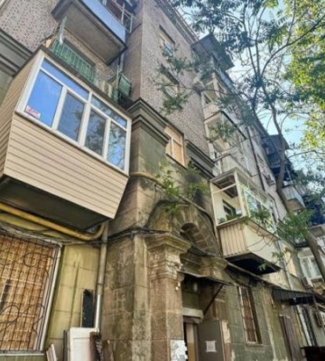 У Дніпрі продовжують відновлювати будинки, які постраждали внаслідок ракетного удару 19 квітня