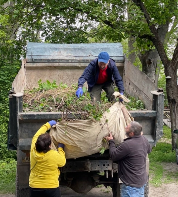У Житомирі ВПО влаштували весняну толоку біля дитячої стоматклініки. ФОТО