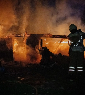 Вночі під Сумами рятувальники ліквідували пожежу в житловому секторі (відео)
