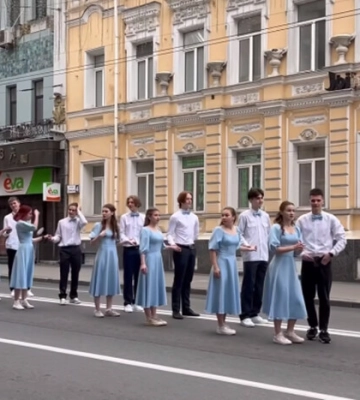 «Російські душі з українськими паспортами»: у мережі скандал через відео з випускниками у Харкові