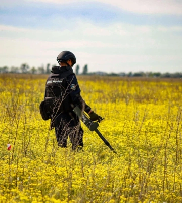 Фахівці ДСНС оприлюднили кадри з розмінування Херсонщини: скільки території розмінували. ФОТО