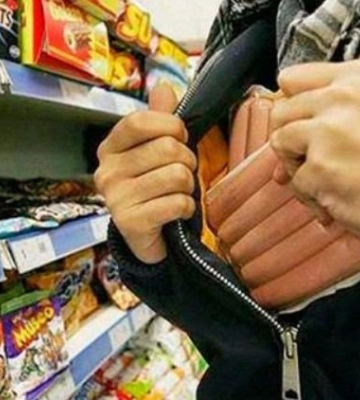 Три крадіжки за день: на Волині рецидивіст виносив з магазинів сир, ковбасу та алкоголь