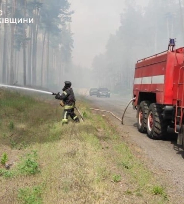 Пожарные предотвратили распространение лесного пожара на Харьковщине в условиях вражеских обстрелов
