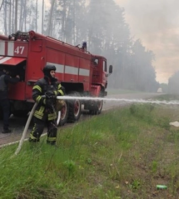Вогнеборці запобігли поширенню лісової пожежі на Харківщині в умовах ворожих обстрілів