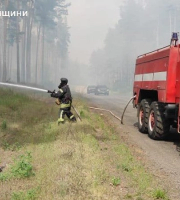 Вогнеборці запобігли поширенню лісової пожежі на Харківщині в умовах ворожих обстрілів