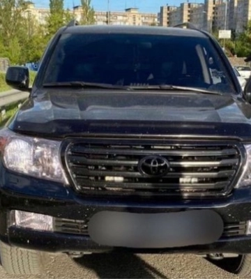 У Києві затримали двох чоловіків, які погрожували пістолетом і ножем відвідувачам АЗС