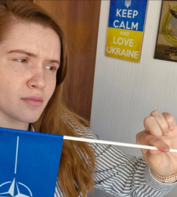 Розвернулася і пішла. Депутатка Безугла поставила генсека НАТО у незручне становище