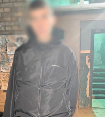В Киеве молодой человек назначил встречу несовершеннолетней и обокрал ее