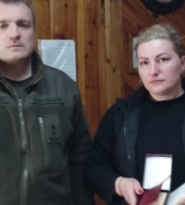 Дружині загиблого захисника з Шацької громади Волині вручили посмертну відзнаку чоловіка