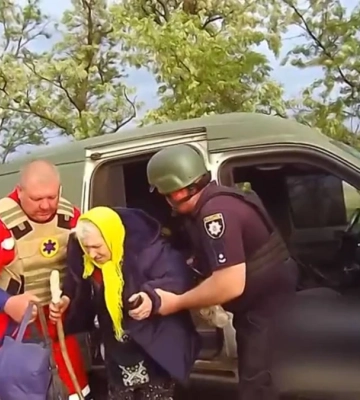 Поліціянти евакуювали жінку, яка потрапила під обстріл в Михайлівці на Херсонщині 