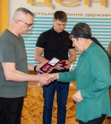 На Закарпатті нагороду полеглого нацгвардійця вручили його матері
