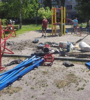 У Дніпрі продовжують ремонтувати дитячі майданчики для безпеки дітей: де проводяться роботи