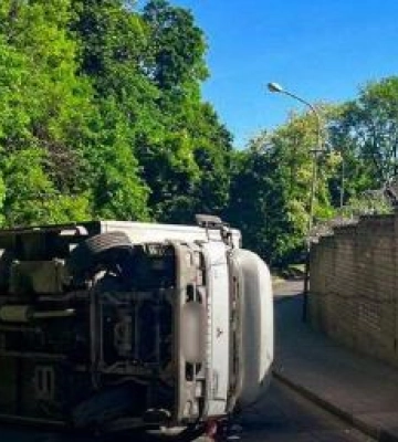 На Високому Замку перекинулась вантажівка, дорога заблокована