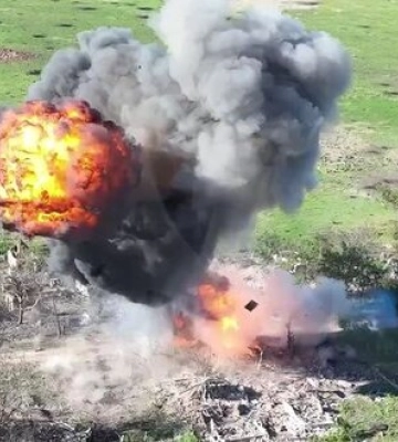 Российский танк Т-80БВМ разлетается вдребезги после попадания украинского дрона. ВИДЕО