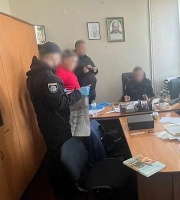 Один з керівників Охтирської ЦРЛ отримав 178 тис грн хабаря за перемогу в тендері та 1 тис доларів за працевлаштування