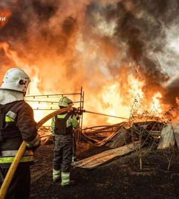 На Харківщині виникла масштабна пожежа: горів склад площею 1500 кв.м