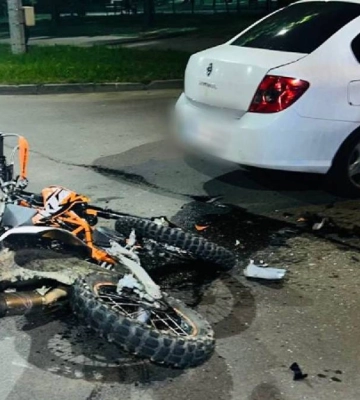 У Франківську зіткнулися авто і мотоцикл, двоє осіб потрапили в лікарню (ФОТО)