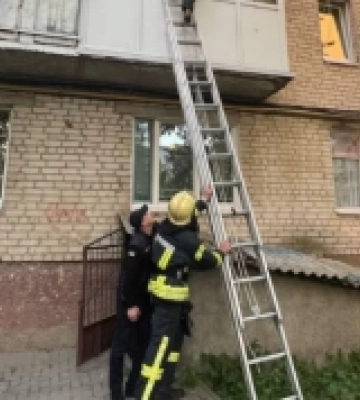 У Луцьку рятувальники відкрили квартиру, де на плиті залишили каструлю
